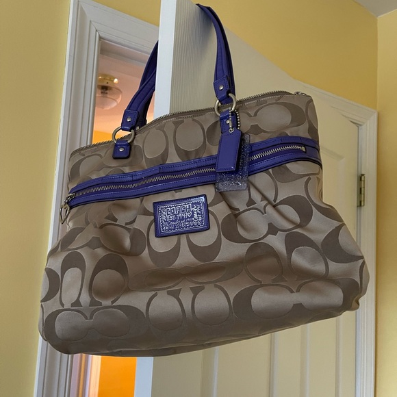 Coach shoulder bag with full front zipper pocket. Excellent condition. - Picture 3 of 11